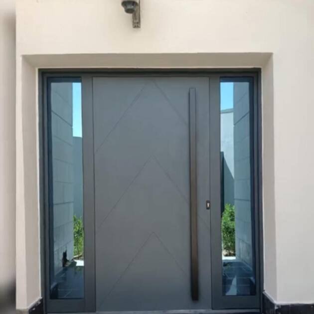 باب فيلا خارجي مودرن مع زجاج جانبي مزدوج - لون رمادي أنثراسيت ونقوش هندسية