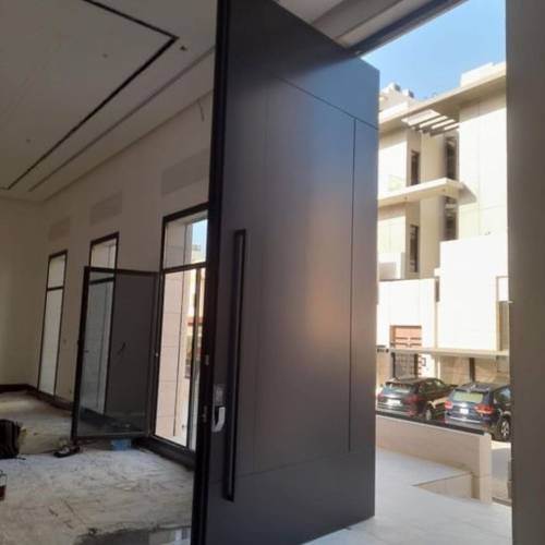 باب محوري pivot door